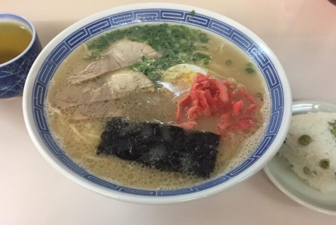 「沖食堂」のラーメン＋ピースおにぎり