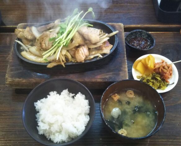 「青空食堂」のトンテキ定食