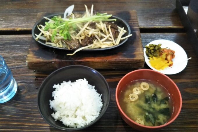 「青空食堂」の牛サガリ鉄板定食