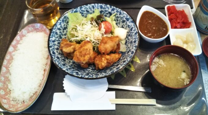 「ころしのカレー」のチキン唐揚定食＋ちょい足しカレー