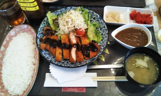 「ころしのカレー」のトンカツ定食＋ちょい足しカレー