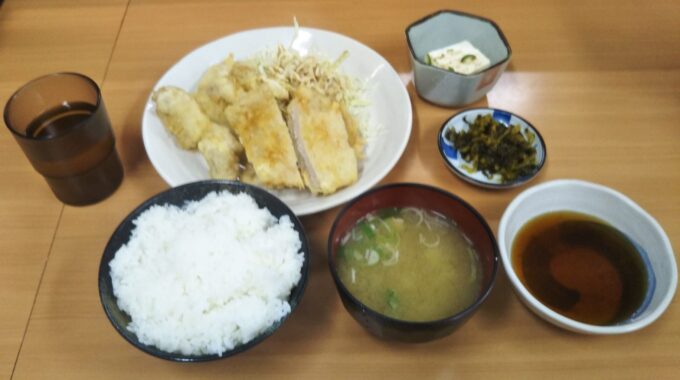 「お智代食堂」の豚天・とり天・ミックス(汁物・小鉢)