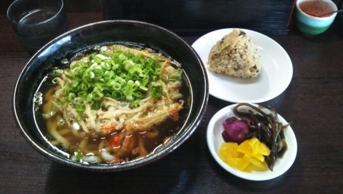 「薬師うどん」のごぼう天うどん＋おにぎり