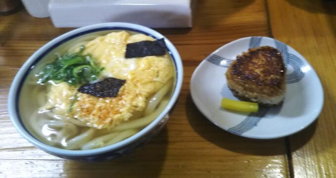 「三井うどん店」玉子とじうどん＋焼おにぎり